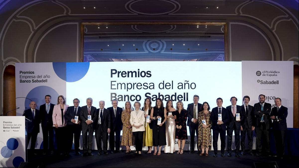 De izquierda a derecha, Francisco Vallejo, presidente del Consejo Consultivo Sabadell Urquijo; Eduardo Currás, director general adjunto y director de Banca de Empresas del Banco Sabadell; Mar Perrote, directora de Seguridad, Medioambiente y Calidad de Moeve; Miguel Ferrandis, director general corporativo de Acerinox; Ignacio Garralda, presidente de Mutua Madrileña; Antonio Garrigues Walker, presidente de honor de Garrigues; Javier Moll, presidente de Prensa Ibérica; Rocío Albert López-Ibor, consejera de Economía, Hacienda y Empleo de la Comunidad de Madrid; Arantza Sarasola, vicepresidenta de Prensa Ibérica; Victoria Hierro, directora de Financiación Corporativa de Ence; Noelia Màrquez Alfaya, CEO y cofundadora de VEnvirotech; María Carpintero, vicepresidenta ejecutiva de Grupo Ortiz; Ainhoa Moll, directora editorial y adjunta a la Presidencia de Prensa Ibérica; José Manuel Candela, director general adjunto y director territorial Centro del Banco Sabadell; Blanca Hernández, presidenta y fundadora de tuTecho; David Hernández, CEO y fundador de Pangea; Miguel Paradinas, director general Corporativo y de Comunicación de Técnicas Reunidas; Sergi Guillot, director general de Prensa Ibérica; Armando Huerta, director de ‘El Periódico de España’, y Cristóbal Paredes, director general y director de Banca Corporativa del Banco Sabadell. / José Luis Roca / Alba Vigaray